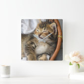 最も可愛い赤ん坊の動物 |かわいいタビー猫が眠る スクエア壁時計 (ホーム)