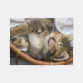 最も可愛い赤ん坊の動物 |かわいいタビー猫が眠る フリースブランケット (正面(横))