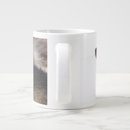 最も可愛い赤ん坊の動物 |かわいい子猫ハグ ジャンボコーヒーマグカップ (裏面)