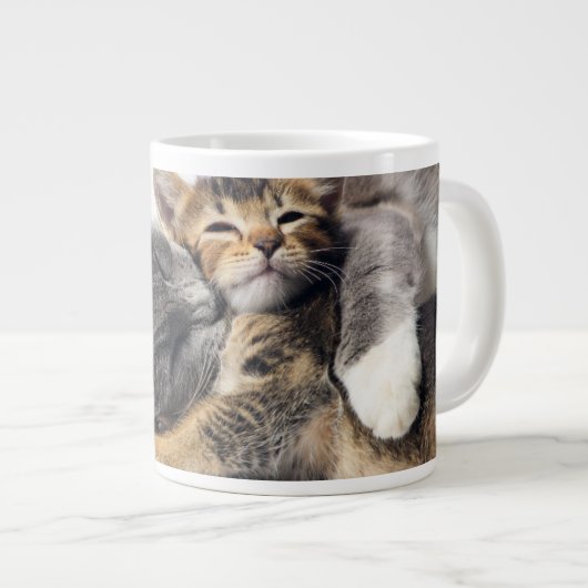 最も可愛い赤ん坊の動物 |かわいい子猫ハグ ジャンボコーヒーマグカップ (正面右)