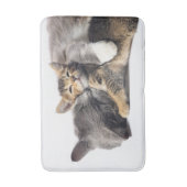 最も可愛い赤ん坊の動物 |かわいい子猫ハグ バスマット (正面縦)