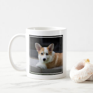 最も可愛い赤ん坊の動物 のリラックスコーギの子犬 コーヒーマグカップ