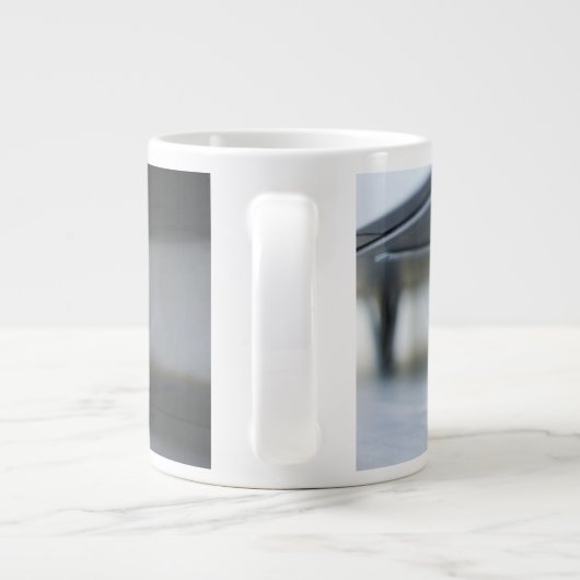 最も可愛い赤ん坊の動物 |ふわふわのオレンジ色の子猫 ジャンボコーヒーマグカップ (裏面)