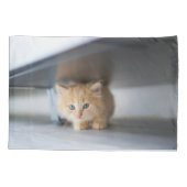 最も可愛い赤ん坊の動物 |ふわふわのオレンジ色の子猫 枕カバー (裏面)