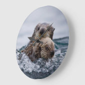 最も可愛い赤ん坊の動物 |オッターベビーとマザー ラージ壁時計 (傾斜)