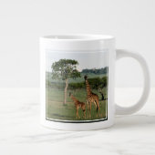 最も可愛い赤ん坊の動物 |キリン・カーフ&ママ ジャンボコーヒーマグカップ (右)