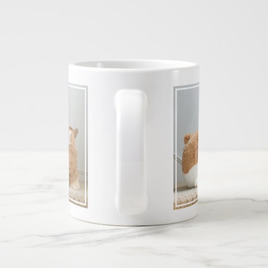 最も可愛い赤ん坊の動物 |コーギと丸太の子犬 ジャンボコーヒーマグカップ (裏面)