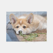 最も可愛い赤ん坊の動物 |コーギの庭での敷設 フリースブランケット (正面(横))