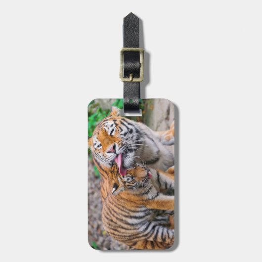 最も可愛い赤ん坊の動物 |シベリアのタイガーファミリー ラゲッジタグ (正面縦)