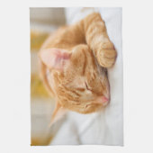 最も可愛い赤ん坊の動物 |ジンジャー猫の眠り キッチンタオル (縦)