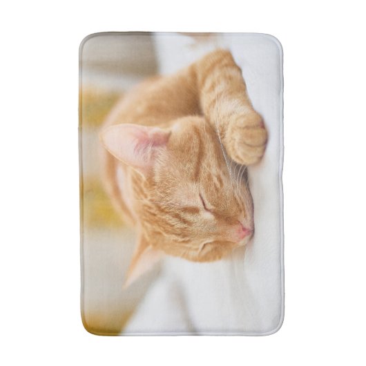 最も可愛い赤ん坊の動物 |ジンジャー猫の眠り バスマット (正面縦)