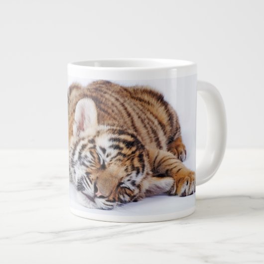 最も可愛い赤ん坊の動物 |スリーピーベビータイガーカッブ ジャンボコーヒーマグカップ (正面右)