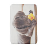 最も可愛い赤ん坊の動物 |チョコレートラブラドール子犬 バスマット (正面縦)