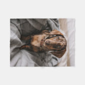 最も可愛い赤ん坊の動物 |チョコレートDapple Dachshund フリースブランケット (正面(横))