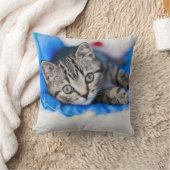 最も可愛い赤ん坊の動物 |トンネル内の虎猫の遊子猫 クッション (ブランケット)