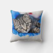 最も可愛い赤ん坊の動物 |トンネル内の虎猫の遊子猫 クッション (裏面)