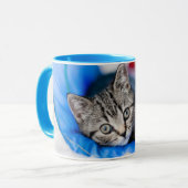 最も可愛い赤ん坊の動物 |トンネル内の虎猫の遊子猫 マグカップ (正面左)