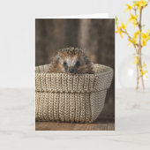 最も可愛い赤ん坊の動物 |バスケット内のハリネズミ カード (黄色い花)