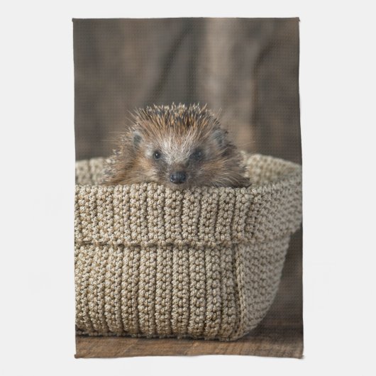 最も可愛い赤ん坊の動物 |バスケット内のハリネズミ キッチンタオル (縦)