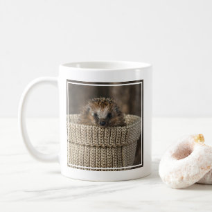 最も可愛い赤ん坊の動物 バスケット内のハリネズミ コーヒーマグカップ