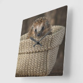 最も可愛い赤ん坊の動物 |バスケット内のハリネズミ スクエア壁時計 (傾斜)