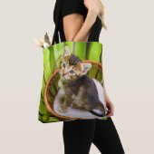最も可愛い赤ん坊の動物 |バスケット内の子猫 トートバッグ (クローズアップ)