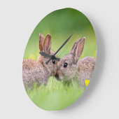 最も可愛い赤ん坊の動物 |バニーキス ラージ壁時計 (傾斜)