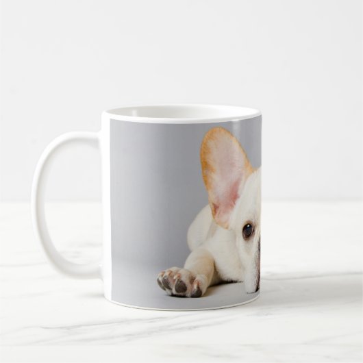最も可愛い赤ん坊の動物 ブルドッグフランスのが横たわっていた|ブルドッグ コーヒーマグカップ (左)
