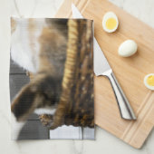 最も可愛い赤ん坊の動物 |ベッドの中の猫 キッチンタオル (四つ折り)