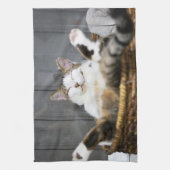 最も可愛い赤ん坊の動物 |ベッドの中の猫 キッチンタオル (縦)