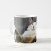 最も可愛い赤ん坊の動物 |ベッドの中の猫 コーヒーマグカップ (正面左)