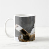 最も可愛い赤ん坊の動物 |ベッドの中の猫 コーヒーマグカップ (左)