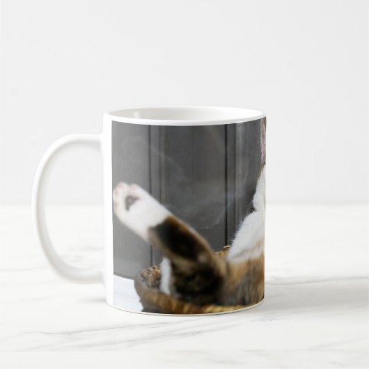 最も可愛い赤ん坊の動物 |ベッドの中の猫 コーヒーマグカップ (左)