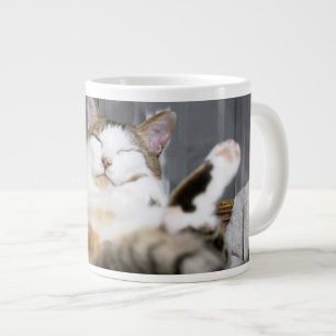 最も可愛い赤ん坊の動物 ベッドの中の猫 ジャンボコーヒーマグカップ