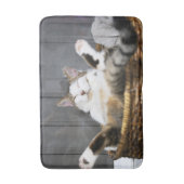 最も可愛い赤ん坊の動物 |ベッドの中の猫 バスマット (正面縦)