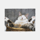 最も可愛い赤ん坊の動物 |ベッドの中の猫 フリースブランケット (正面(横))