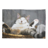 最も可愛い赤ん坊の動物 |ベッドの中の猫 枕カバー (裏面)