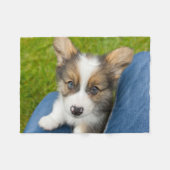 最も可愛い赤ん坊の動物 |ベビーコーギを私の膝に フリースブランケット (正面(横))