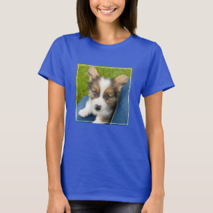最も可愛い赤ん坊の動物 ベビーコーギを私の膝に Tシャツ