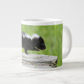 最も可愛い赤ん坊の動物 |ベビースカンク ジャンボコーヒーマグカップ (正面右)