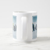 最も可愛い赤ん坊の動物 |ベビーペンギン食べ物を与えズ ジャンボコーヒーマグカップ (裏面)