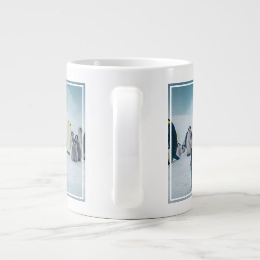最も可愛い赤ん坊の動物 |ベビーペンギン食べ物を与えズ ジャンボコーヒーマグカップ (裏面)