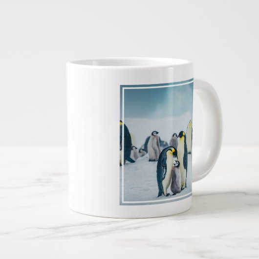 最も可愛い赤ん坊の動物 |ベビーペンギン食べ物を与えズ ジャンボコーヒーマグカップ (正面右)
