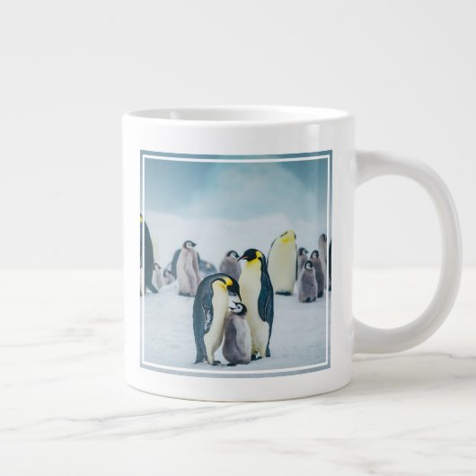 最も可愛い赤ん坊の動物 |ベビーペンギン食べ物を与えズ ジャンボコーヒーマグカップ (右)