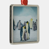 最も可愛い赤ん坊の動物 |ベビーペンギン食べ物を与えズ メタルオーナメント (右)