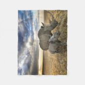 最も可愛い赤ん坊の動物 |ホワイトRhino & Calf フリースブランケット (正面)