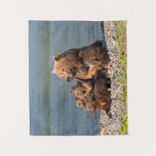 最も可愛い赤ん坊の動物 |マザーベア&カブス タペストリー (正面)