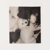 最も可愛い赤ん坊の動物 |子犬の山 タペストリー (正面)