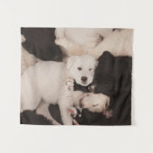 最も可愛い赤ん坊の動物 |子犬の山 タペストリー (正面(横))