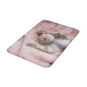 最も可愛い赤ん坊の動物 |小さなオレンジのストライプの子猫 バスマット (アングル)